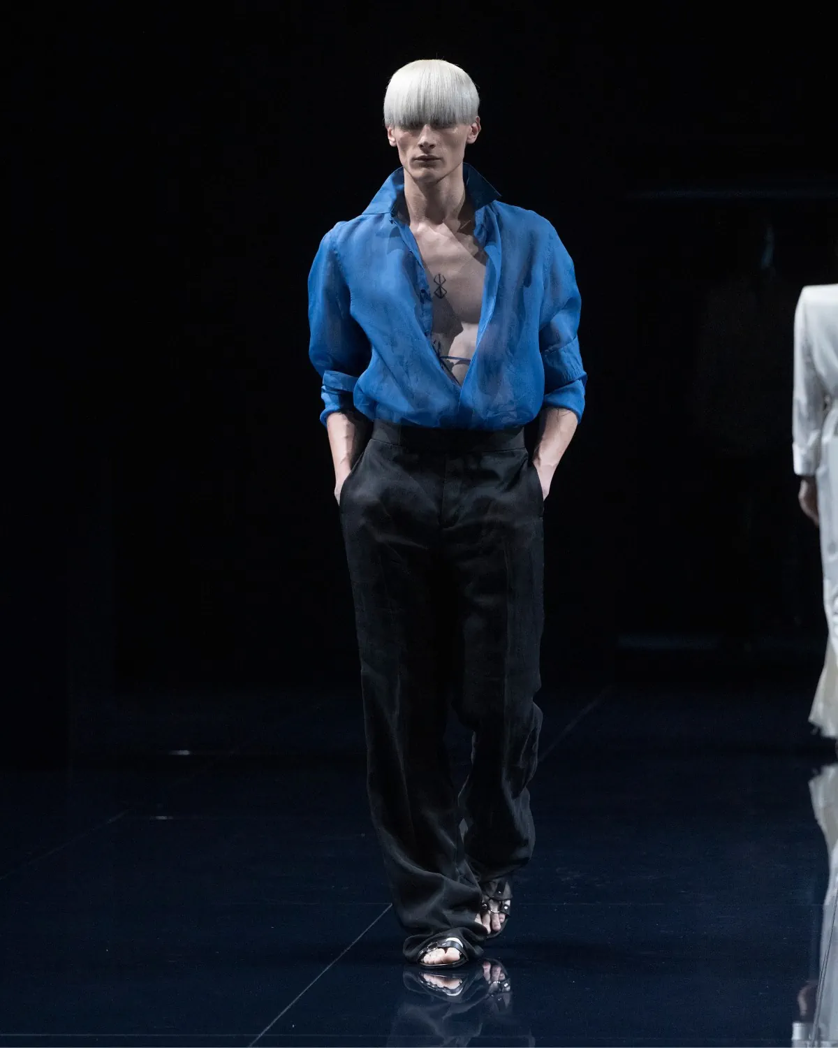 Haider Ackermann viết tiếp câu chuyện gợi cảm cùng Tom Ford Xuân/Hè 2026 Haider Ackermann viết tiếp câu chuyện gợi cảm cùng Tom Ford Xuân/Hè 2026