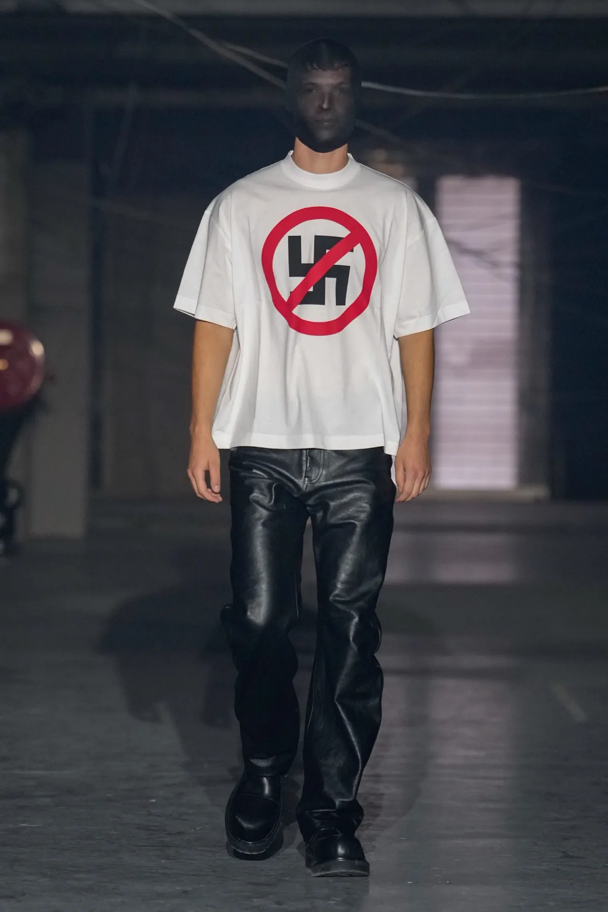 Vetements Xuân/Hè 2026: Thế giới hỗn loạn của Vetements Vetements Xuân/Hè 2026: Thế giới hỗn loạn của Vetements