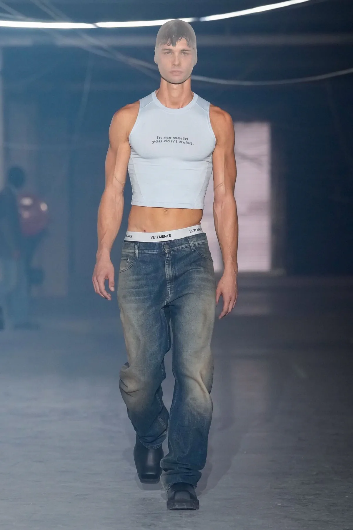 Vetements Xuân/Hè 2026: Thế giới hỗn loạn của Vetements Vetements Xuân/Hè 2026: Thế giới hỗn loạn của Vetements