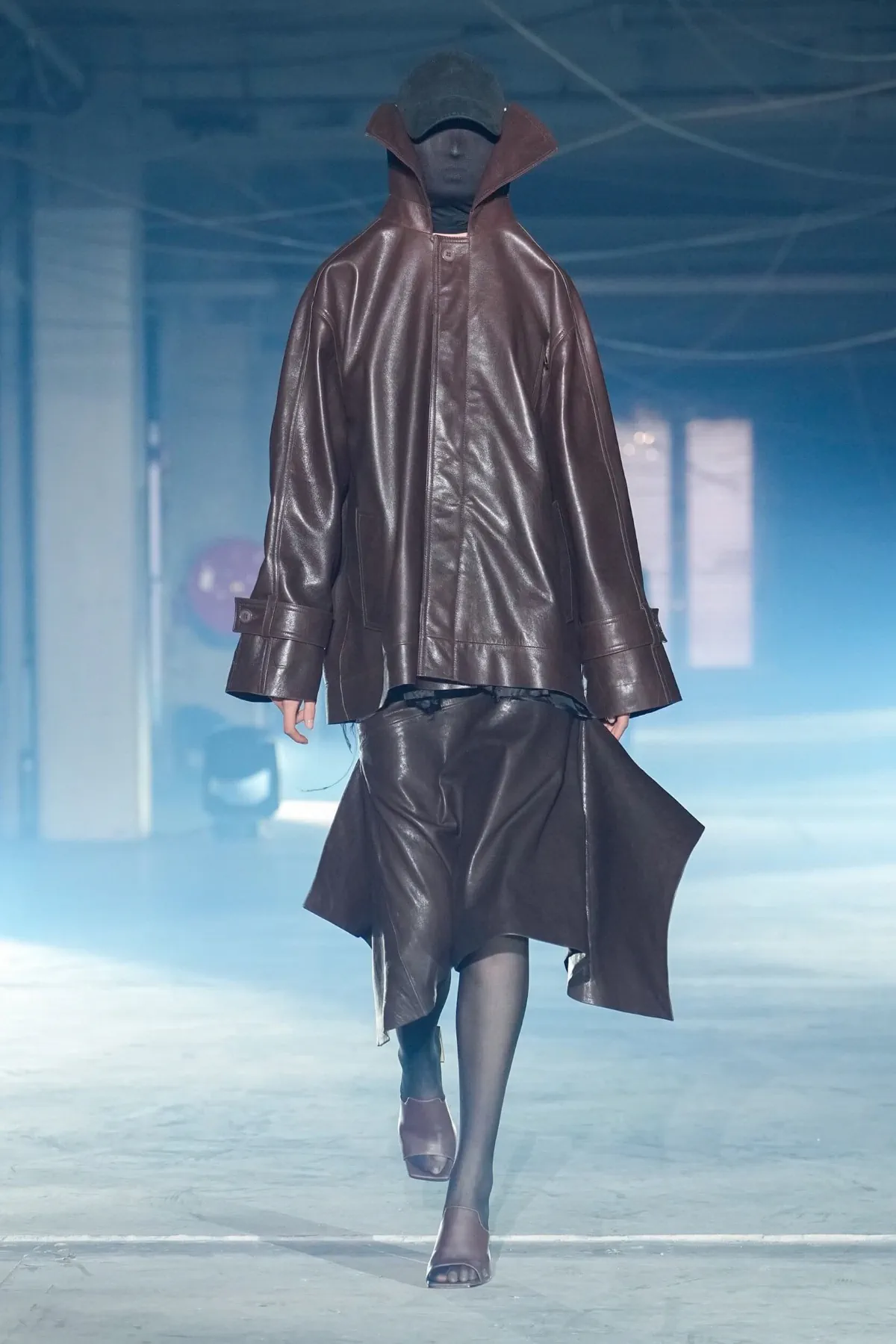 Vetements Xuân/Hè 2026: Thế giới hỗn loạn của Vetements Vetements Xuân/Hè 2026: Thế giới hỗn loạn của Vetements