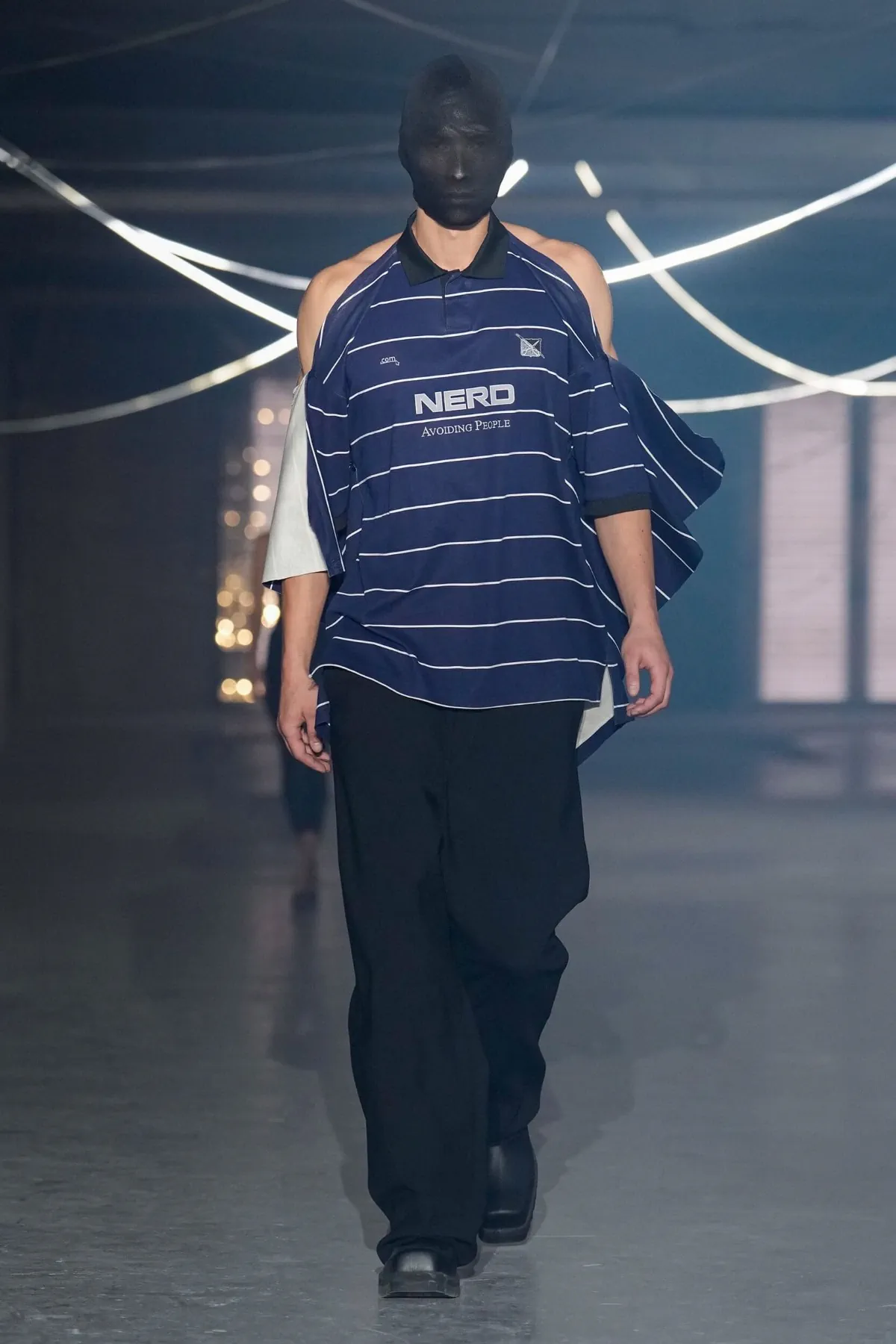 Vetements Xuân/Hè 2026: Thế giới hỗn loạn của Vetements Vetements Xuân/Hè 2026: Thế giới hỗn loạn của Vetements