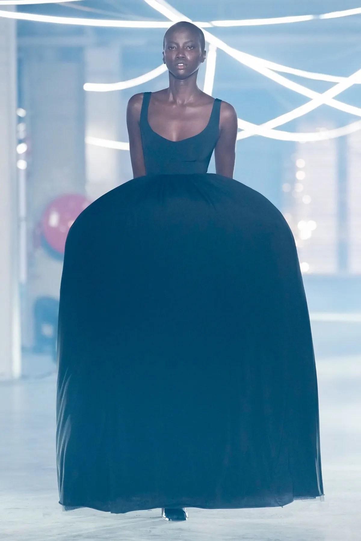 Vetements Xuân/Hè 2026: Thế giới hỗn loạn của Vetements Vetements Xuân/Hè 2026: Thế giới hỗn loạn của Vetements