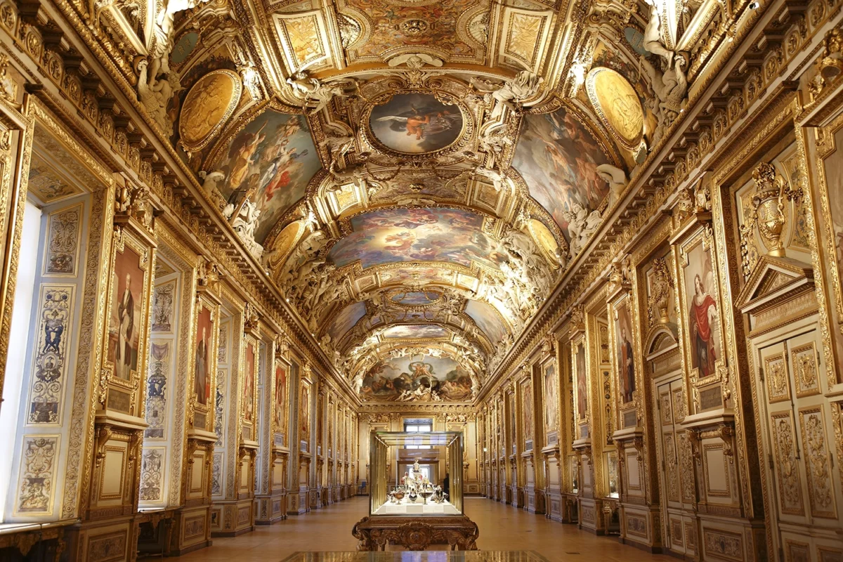 Vụ trộm trang sức hoàng gia chấn động tại bảo tàng Louvre Vụ trộm trang sức hoàng gia chấn động tại bảo tàng Louvre