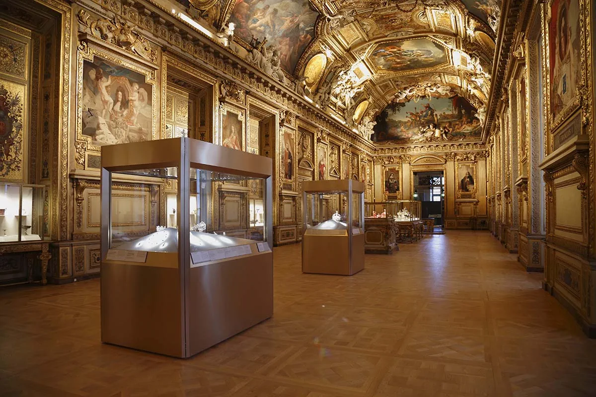 Vụ trộm trang sức hoàng gia chấn động tại bảo tàng Louvre Vụ trộm trang sức hoàng gia chấn động tại bảo tàng Louvre