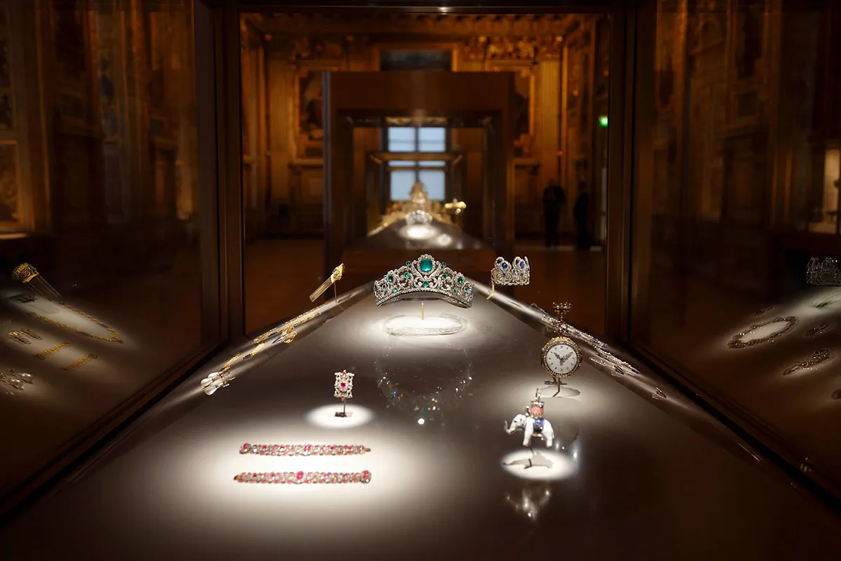 Vụ trộm trang sức hoàng gia chấn động tại bảo tàng Louvre Vụ trộm trang sức hoàng gia chấn động tại bảo tàng Louvre