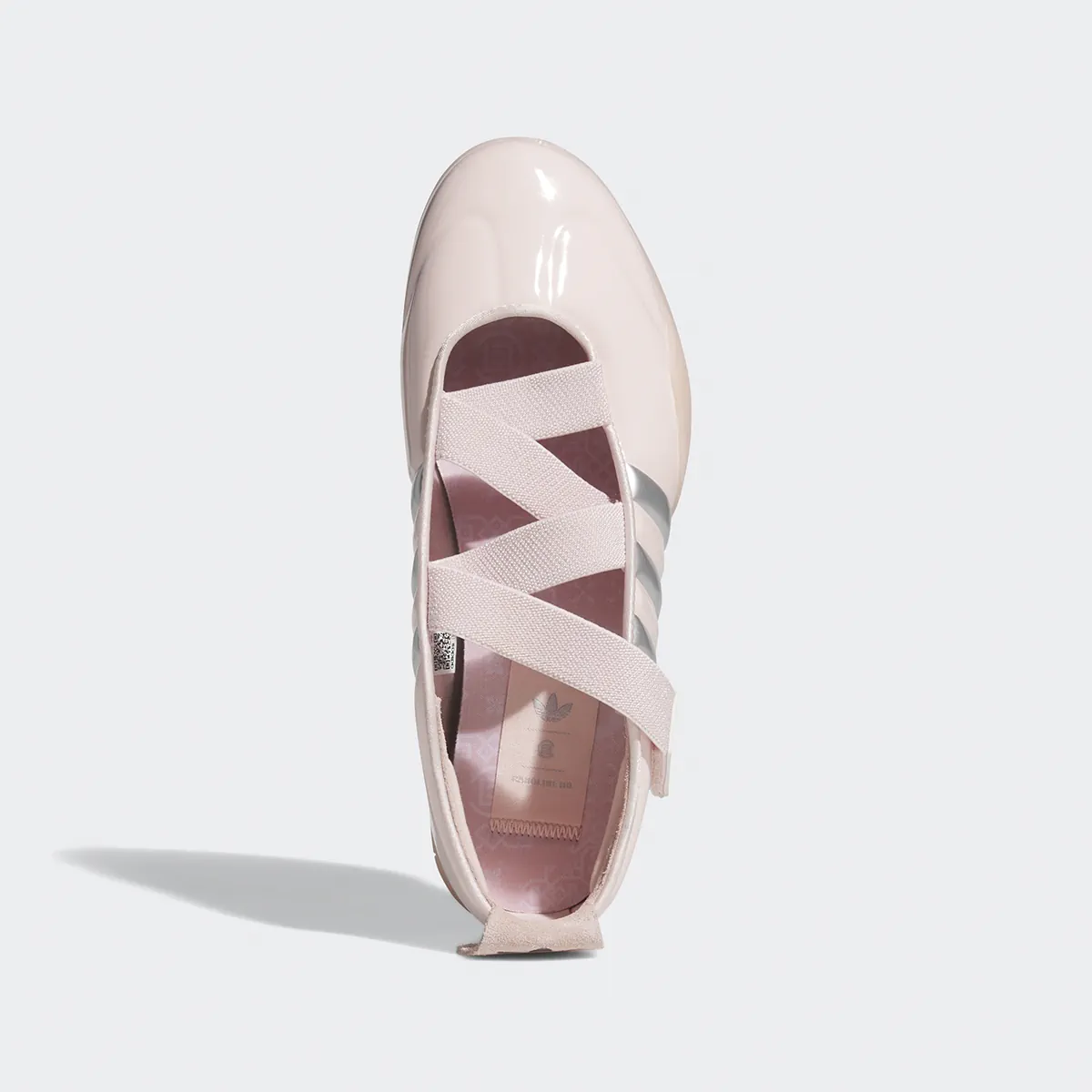 CLOT của Trần Quán Hy và Caroline Hú mang vẻ mềm mại lên mẫu giày adidas Taekwondo CLOT của Trần Quán Hy và Caroline Hú mang vẻ mềm mại lên mẫu giày adidas Taekwondo