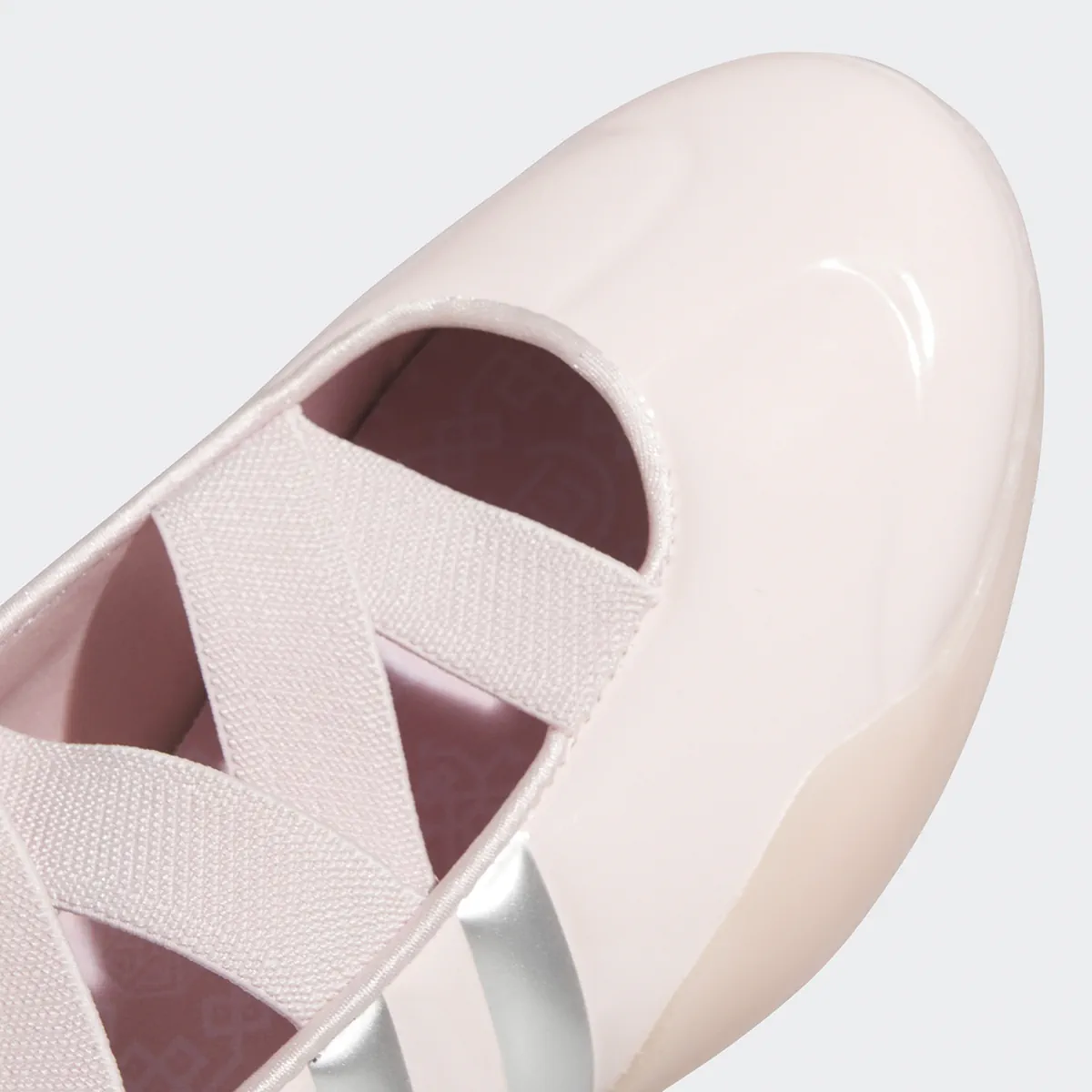 CLOT của Trần Quán Hy và Caroline Hú mang vẻ mềm mại lên mẫu giày adidas Taekwondo CLOT của Trần Quán Hy và Caroline Hú mang vẻ mềm mại lên mẫu giày adidas Taekwondo