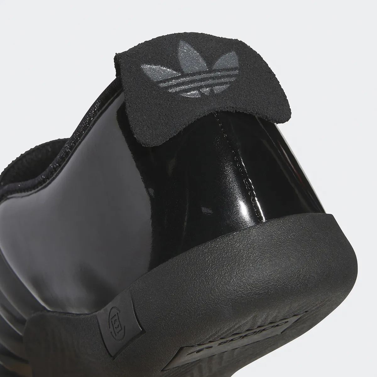 CLOT của Trần Quán Hy và Caroline Hú mang vẻ mềm mại lên mẫu giày adidas Taekwondo CLOT của Trần Quán Hy và Caroline Hú mang vẻ mềm mại lên mẫu giày adidas Taekwondo