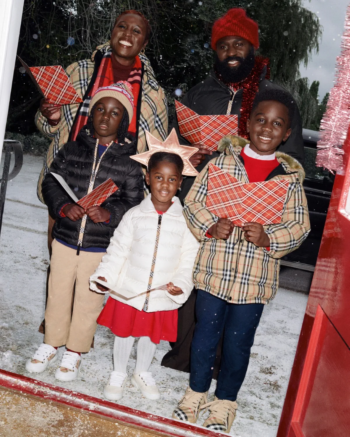 Burberry Holiday 2025: Bữa tiệc sum vầy và chiến dịch quảng cáo đậm chất Anh