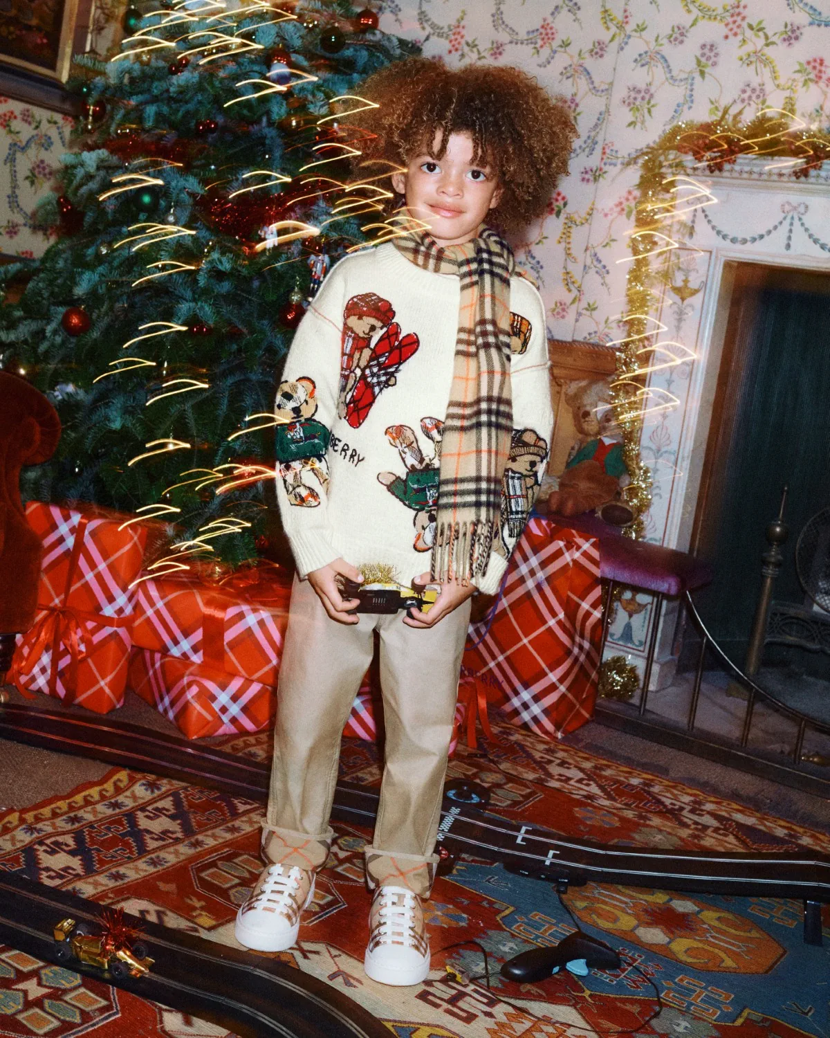Burberry Holiday 2025: Bữa tiệc sum vầy và chiến dịch quảng cáo đậm chất Anh