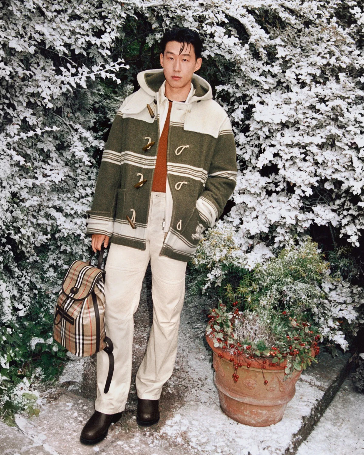 Burberry Holiday 2025: Bữa tiệc sum vầy và chiến dịch quảng cáo đậm chất Anh