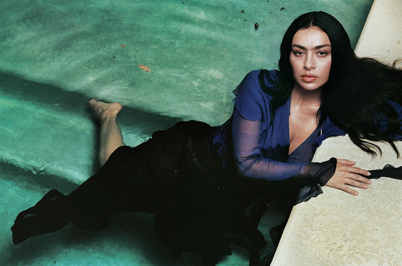 Vanity Fair 11/2025: Charli XCX chụp bởi Aidan Zamiri