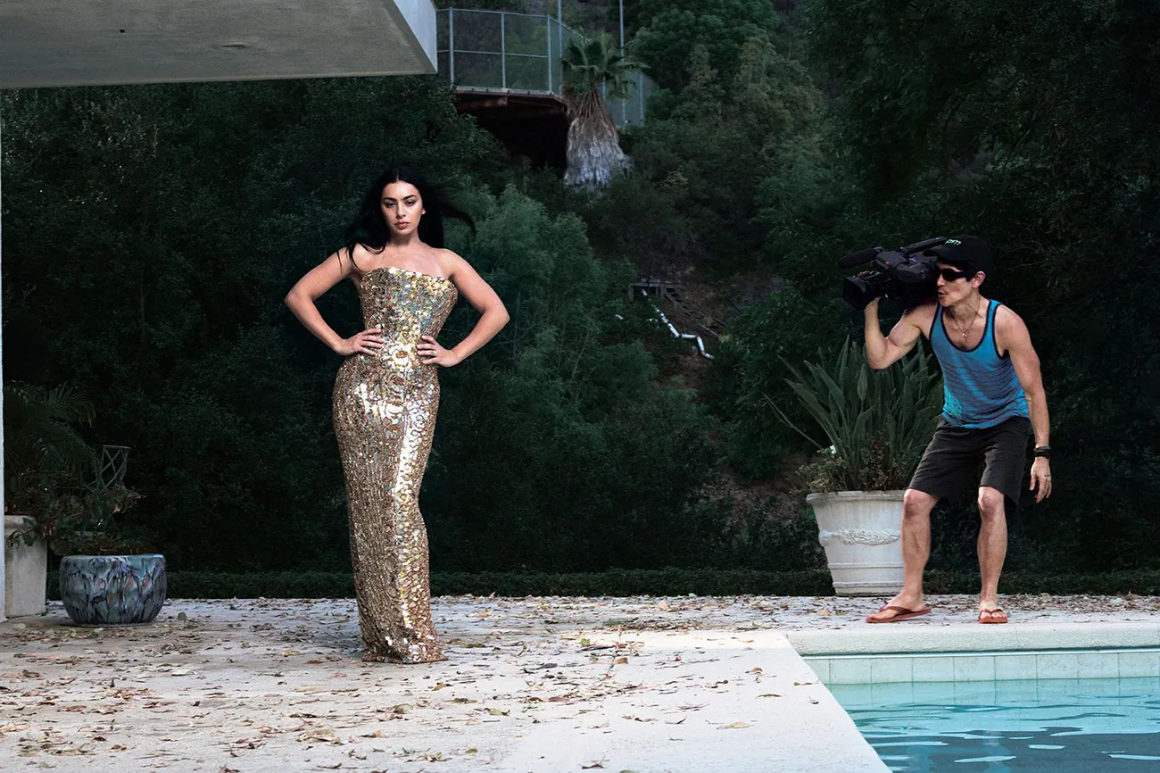 Vanity Fair 11/2025: Charli XCX chụp bởi Aidan Zamiri