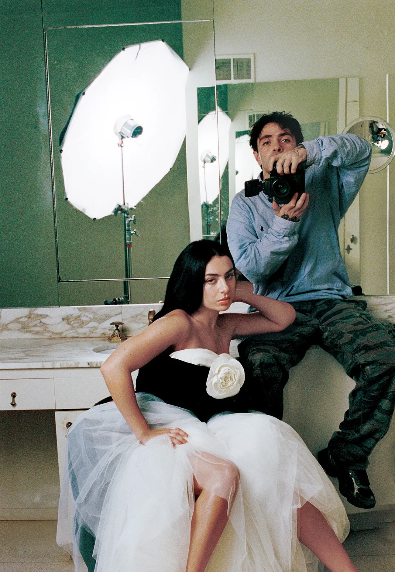 Vanity Fair 11/2025: Charli XCX chụp bởi Aidan Zamiri