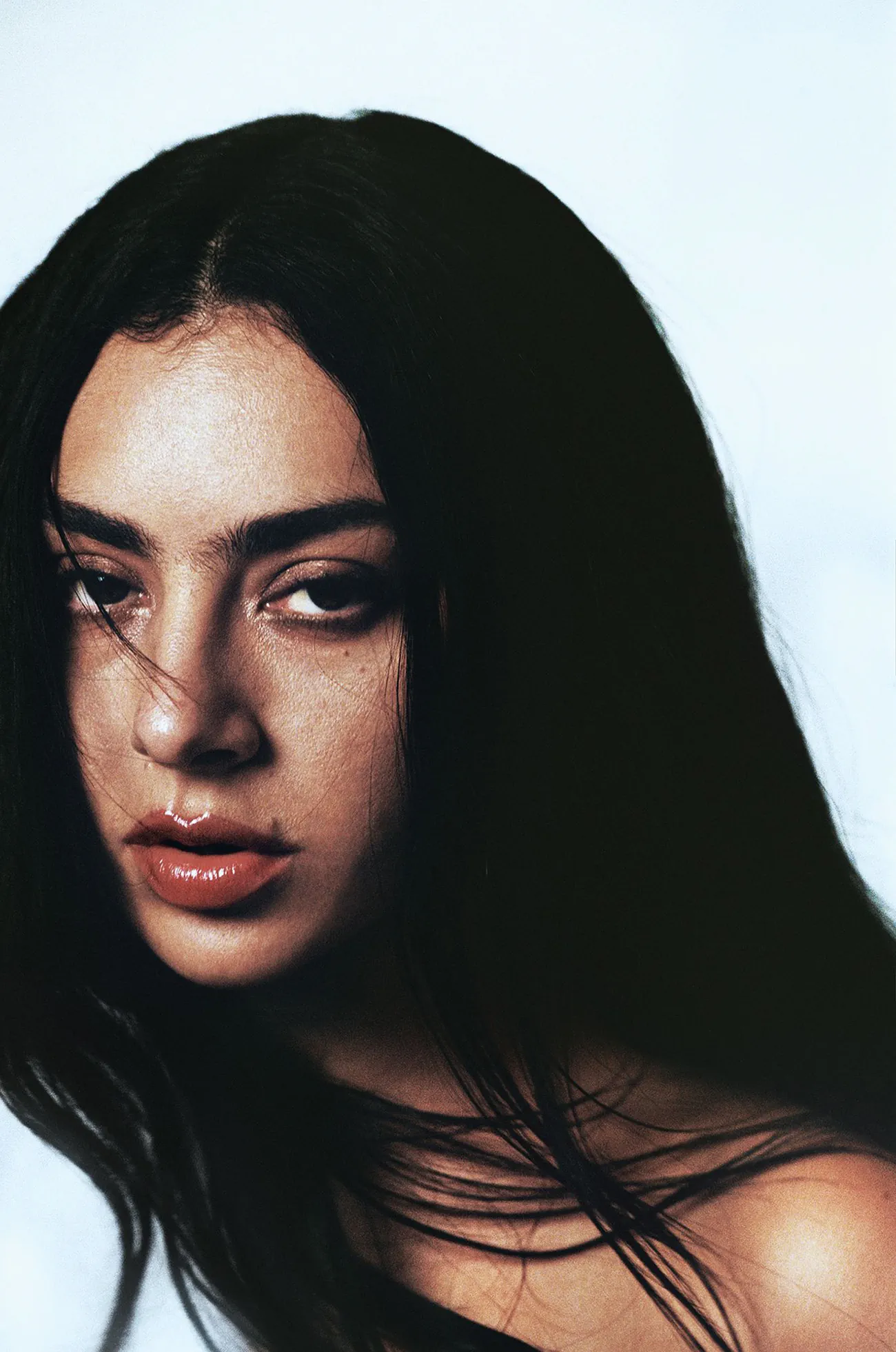 Vanity Fair 11/2025: Charli XCX chụp bởi Aidan Zamiri