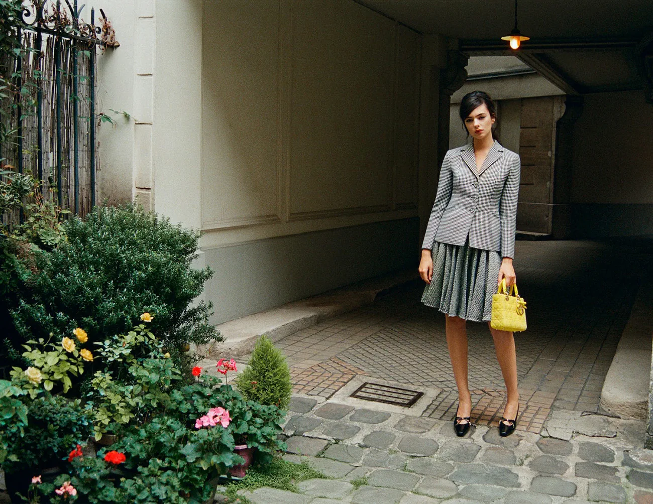 Harper’s Bazaar Tây Ban Nha 11/2025: Deva Cassel mặc Dior, chụp bởi Pablo Saez