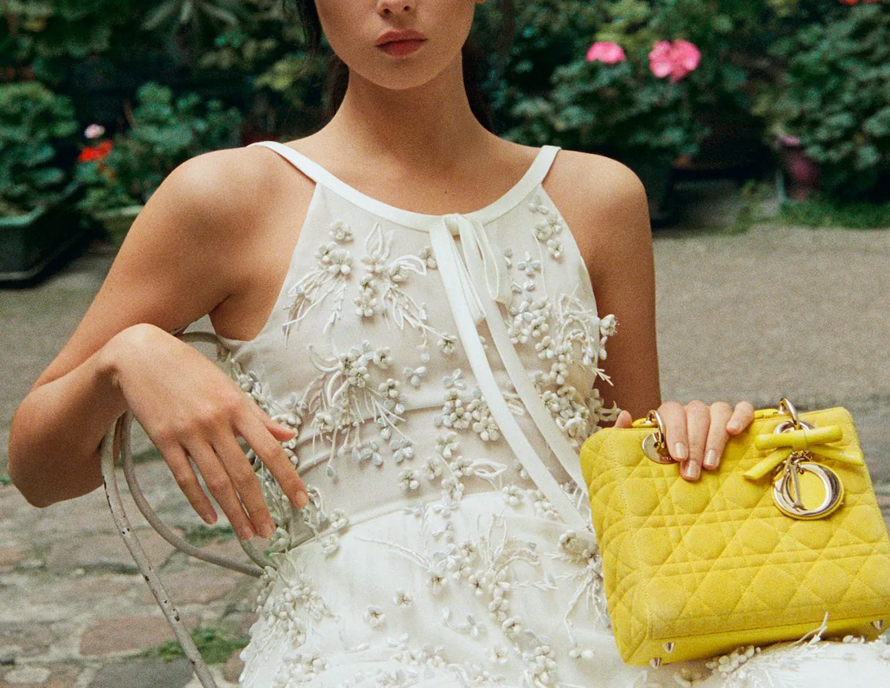 Harper’s Bazaar Tây Ban Nha 11/2025: Deva Cassel mặc Dior, chụp bởi Pablo Saez