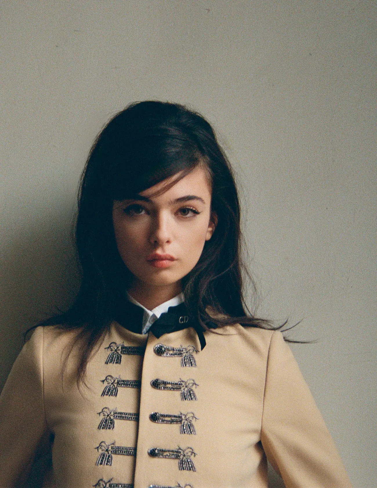 Harper’s Bazaar Tây Ban Nha 11/2025: Deva Cassel mặc Dior, chụp bởi Pablo Saez