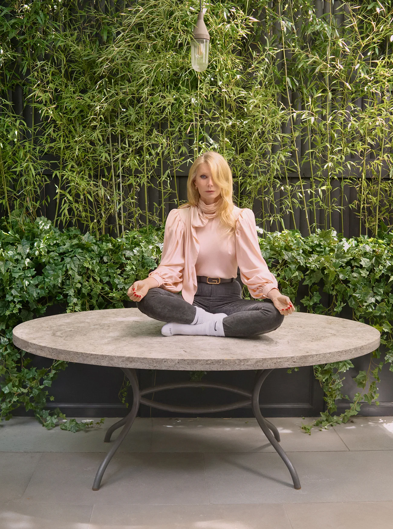 Vogue Anh 11/2025: Gwyneth Paltrow chụp bởi Venetia Scott