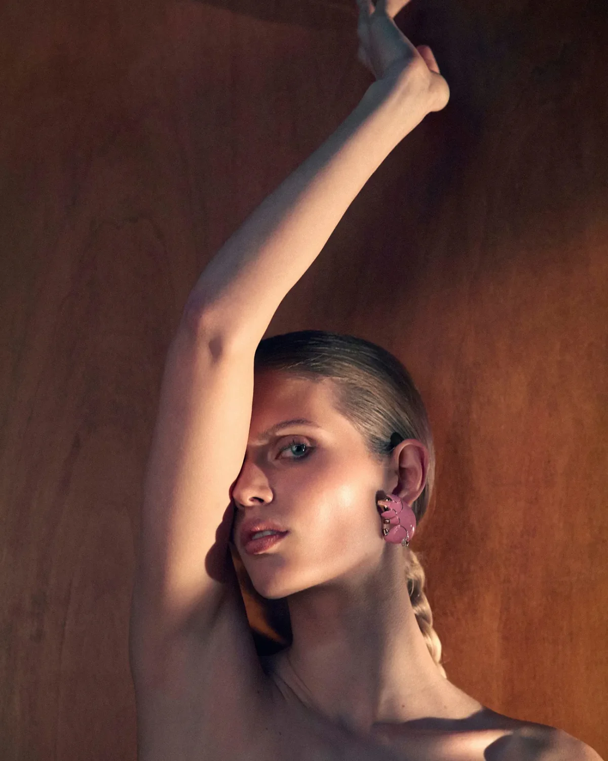 Vogue Hàn Quốc 11/2025: Ida Heiner mặc Gucci, chụp bởi Sean & Seng