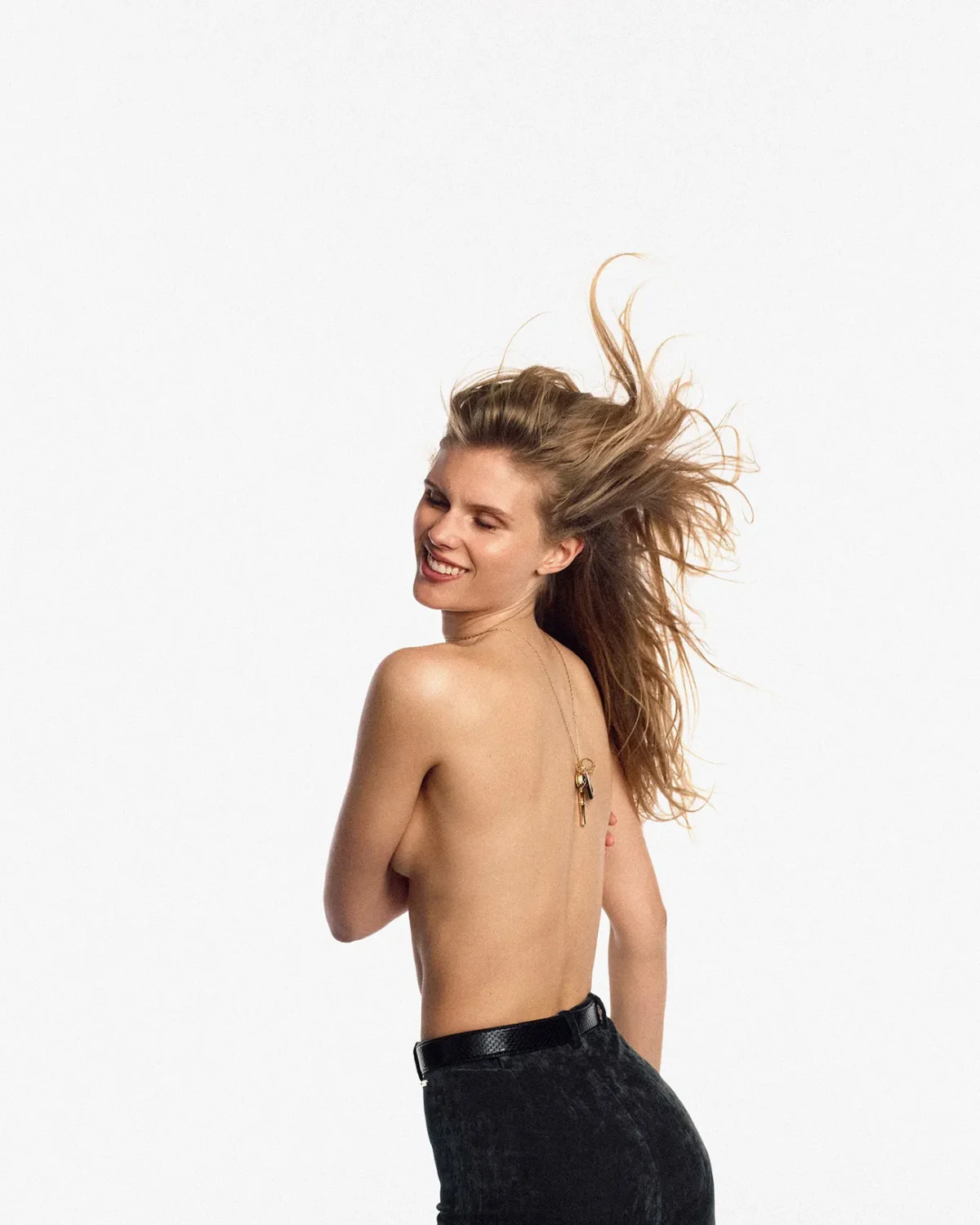 Vogue Hàn Quốc 11/2025: Ida Heiner mặc Gucci, chụp bởi Sean & Seng