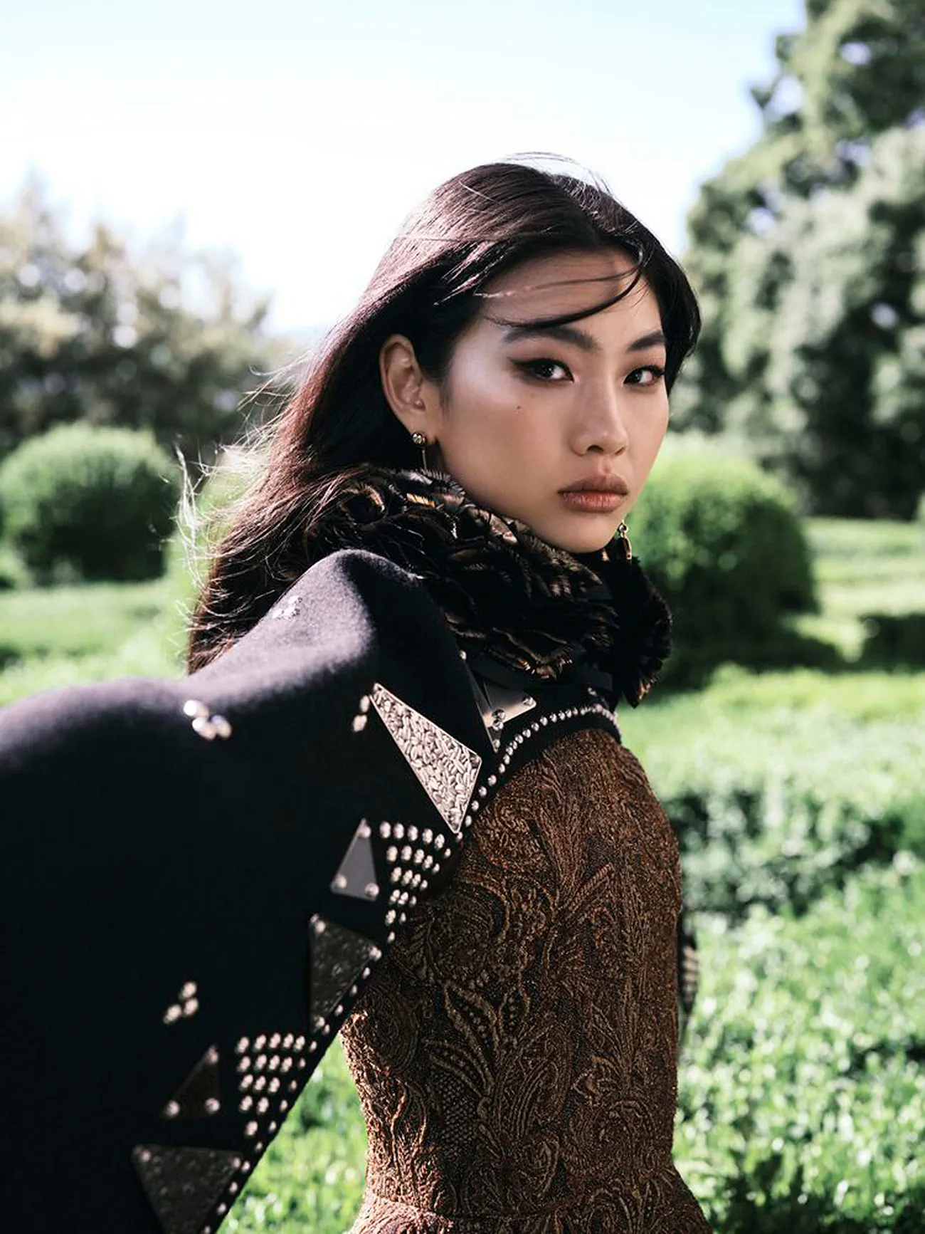 Elle Anh 11/2025: Jung Hoyeon mặc Louis Vuitton, chụp bởi Sharif Hamza