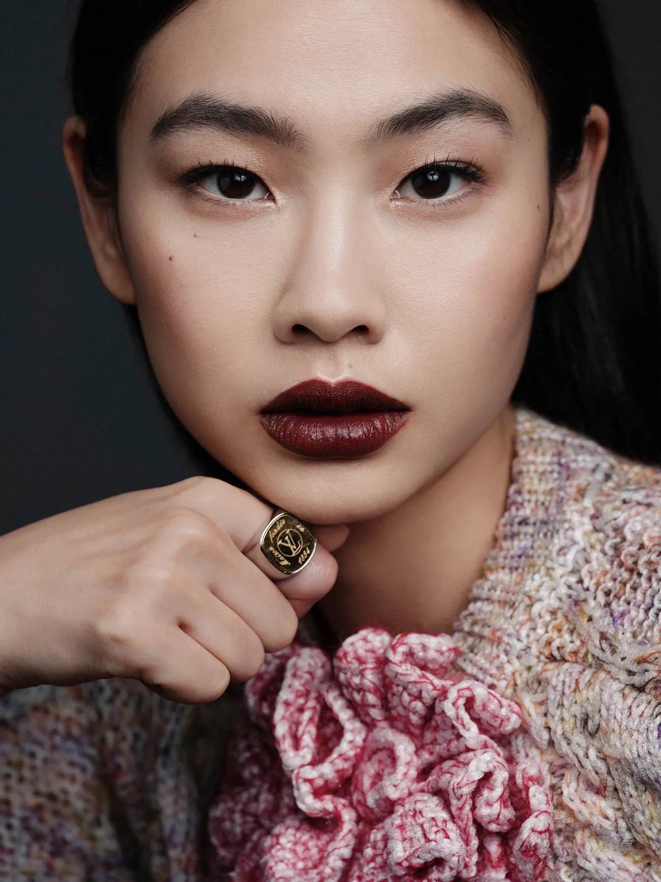 Elle Anh 11/2025: Jung Hoyeon mặc Louis Vuitton, chụp bởi Sharif Hamza