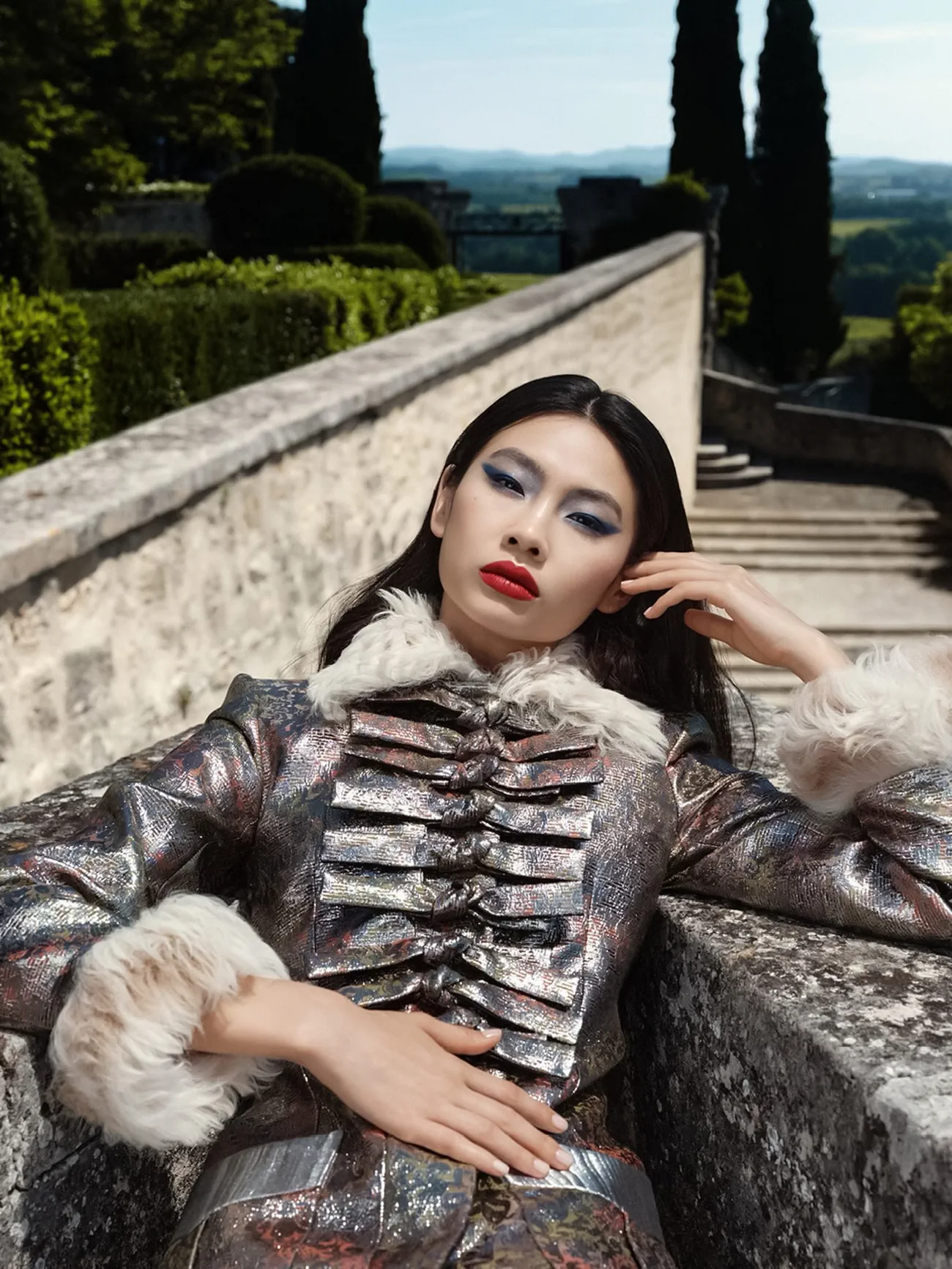 Elle Anh 11/2025: Jung Hoyeon mặc Louis Vuitton, chụp bởi Sharif Hamza