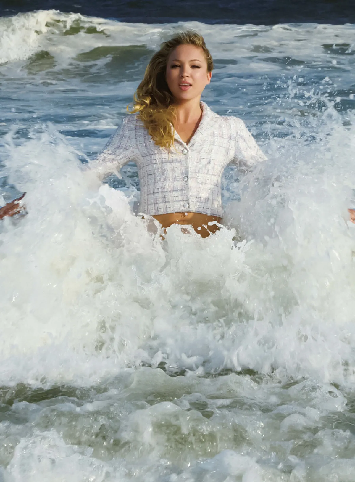 Vogue Nhật Bản 11/2025: Lila Moss mặc Chanel, chụp bởi Roe Ethridge