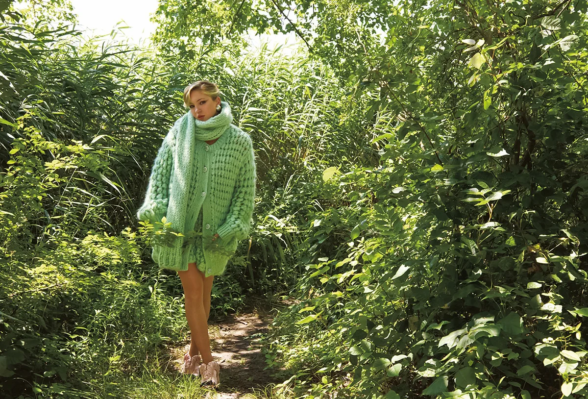 Vogue Nhật Bản 11/2025: Lila Moss mặc Chanel, chụp bởi Roe Ethridge