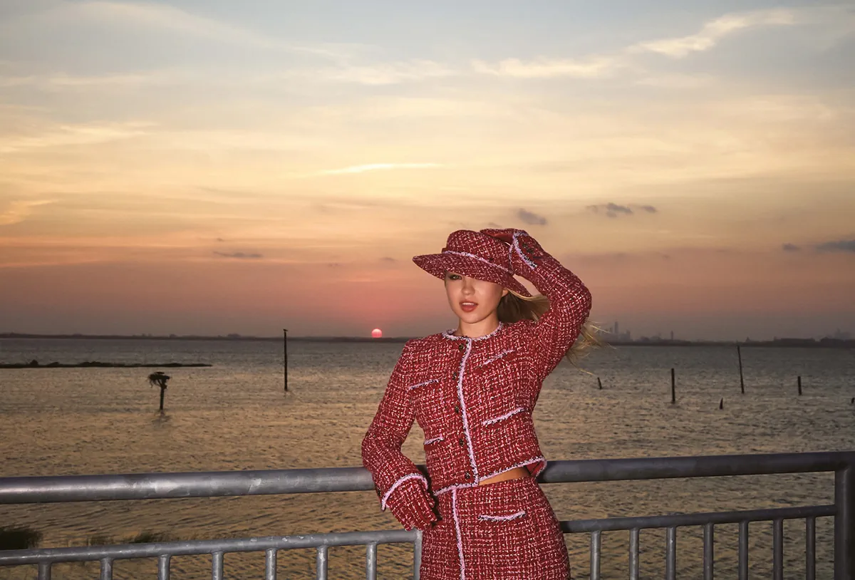 Vogue Nhật Bản 11/2025: Lila Moss mặc Chanel, chụp bởi Roe Ethridge