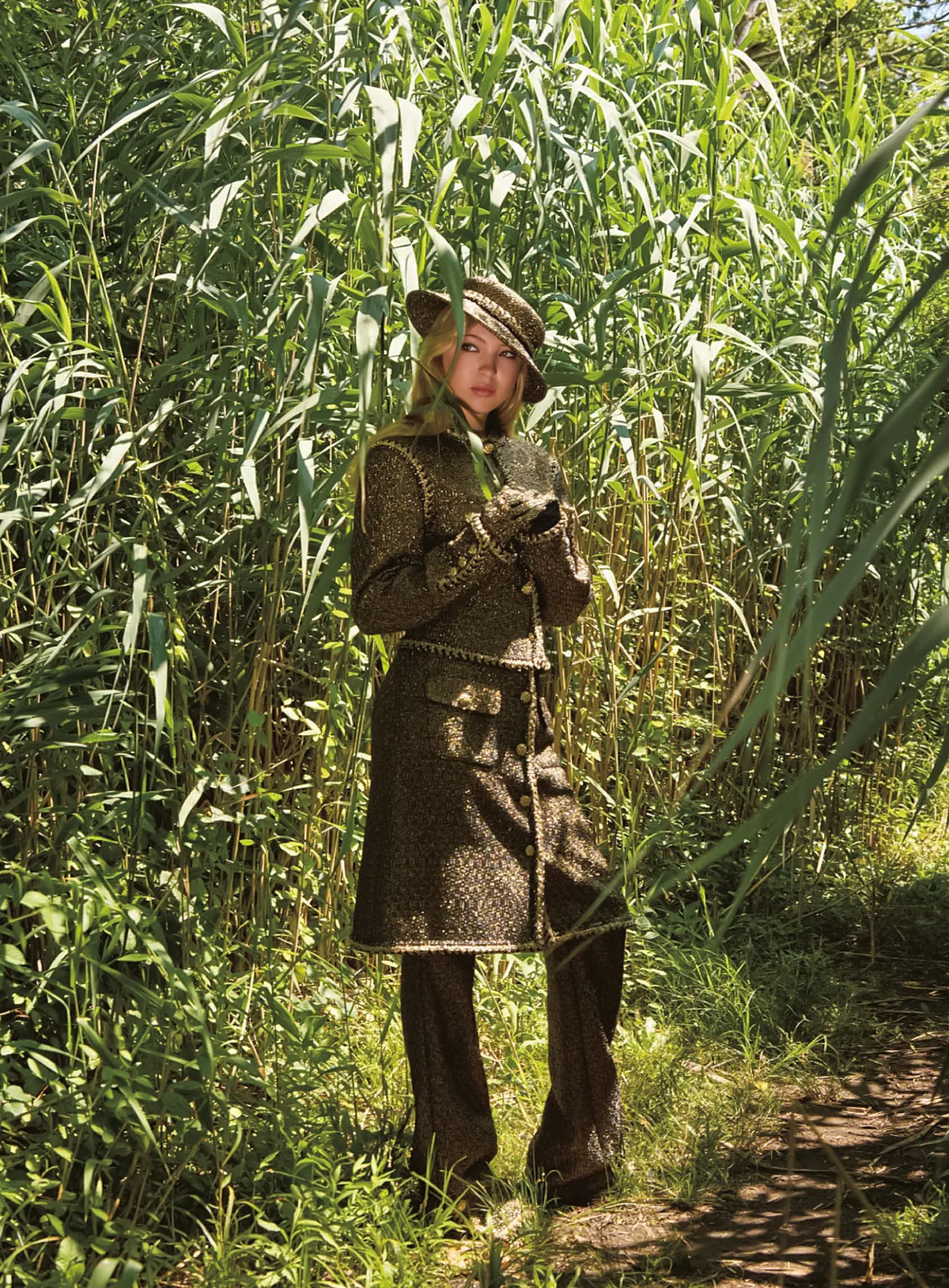 Vogue Nhật Bản 11/2025: Lila Moss mặc Chanel, chụp bởi Roe Ethridge