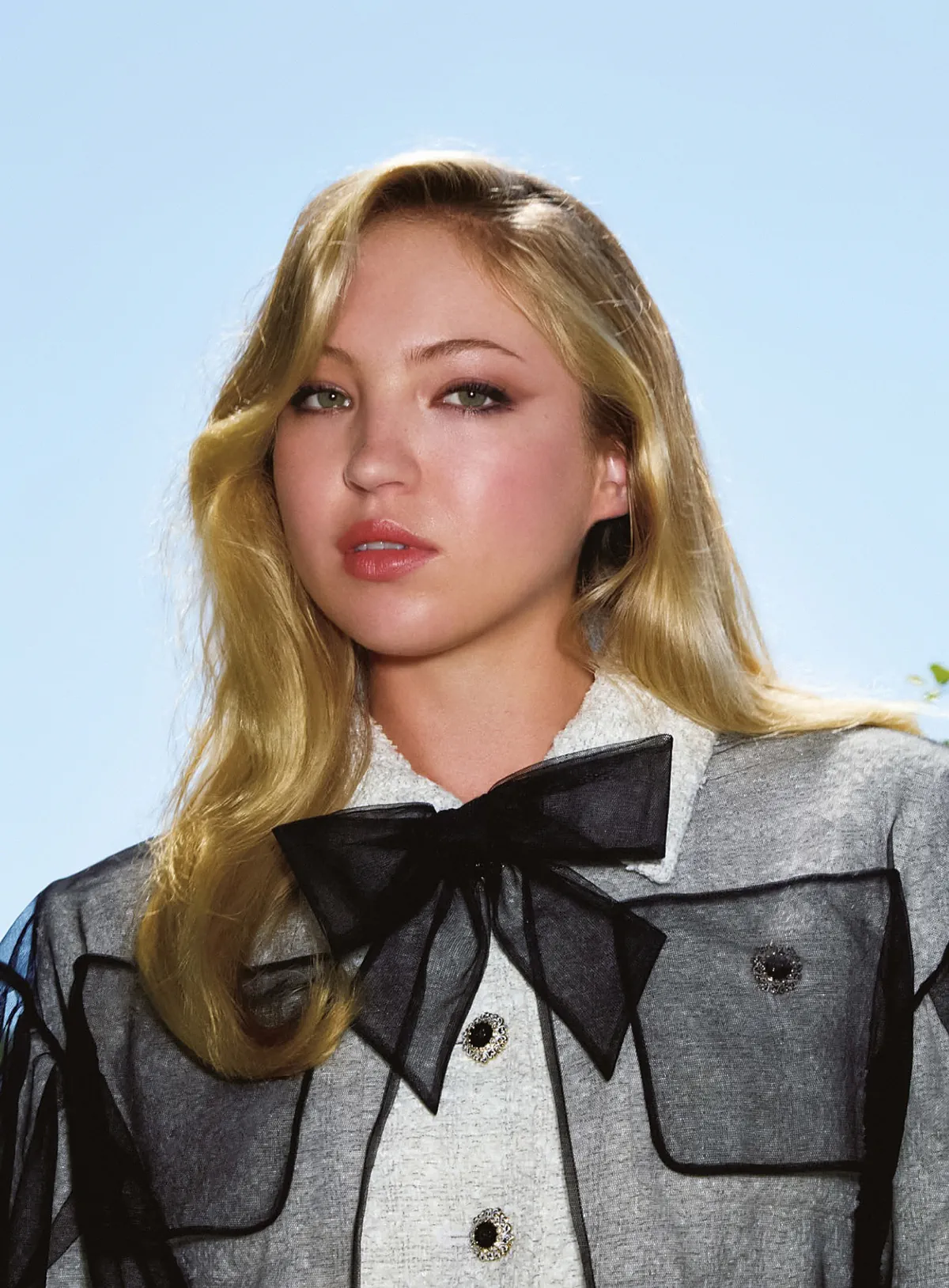 Vogue Nhật Bản 11/2025: Lila Moss mặc Chanel, chụp bởi Roe Ethridge