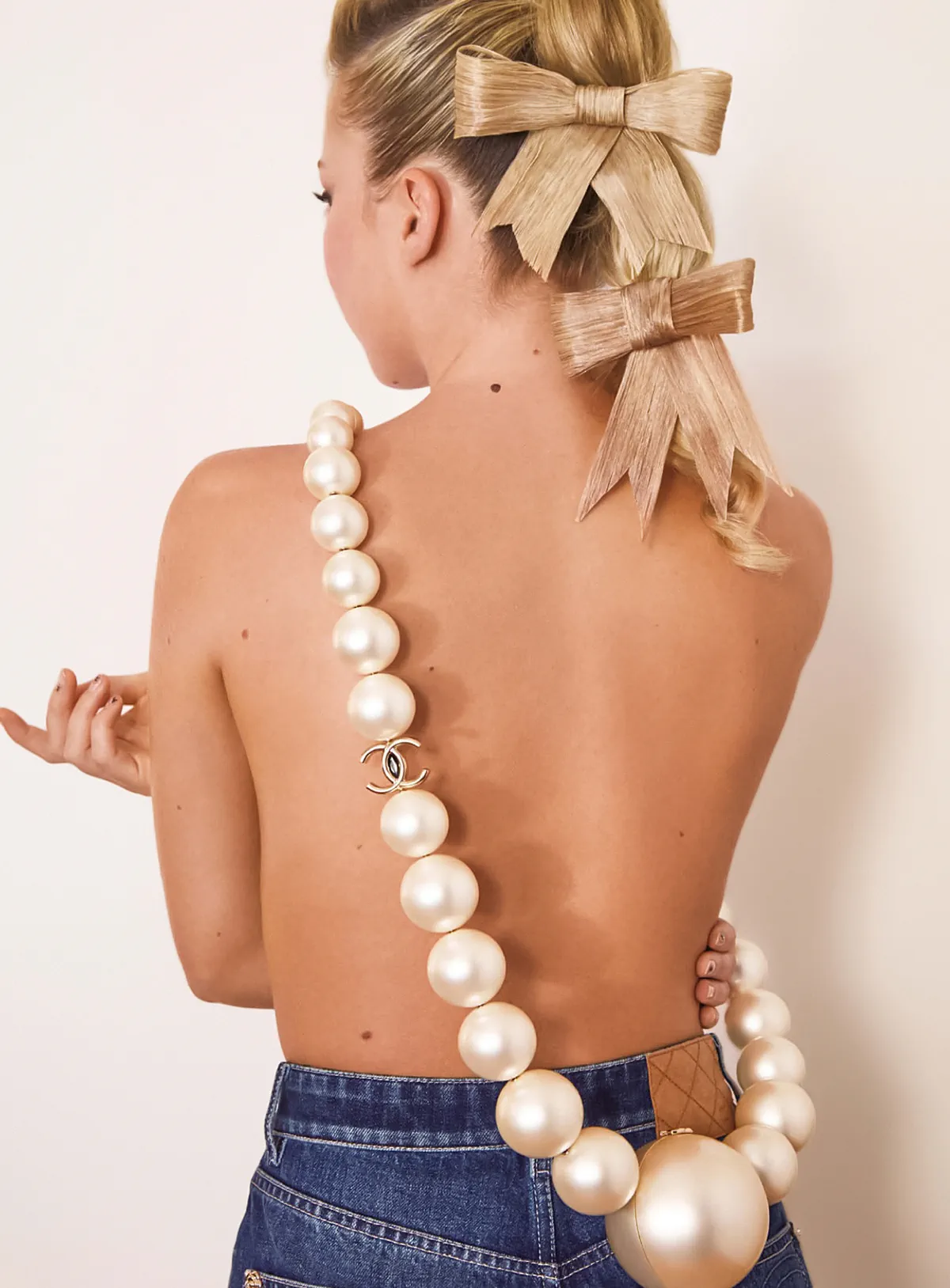 Vogue Nhật Bản 11/2025: Lila Moss mặc Chanel, chụp bởi Roe Ethridge