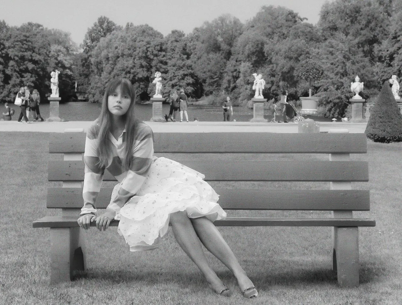 Vogue Italia 11/2025: Mia Goth chụp bởi Mark Peckmezian