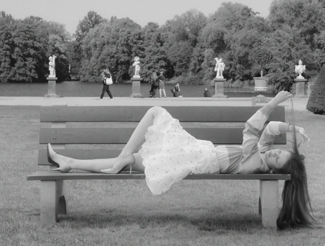 Vogue Italia 11/2025: Mia Goth chụp bởi Mark Peckmezian