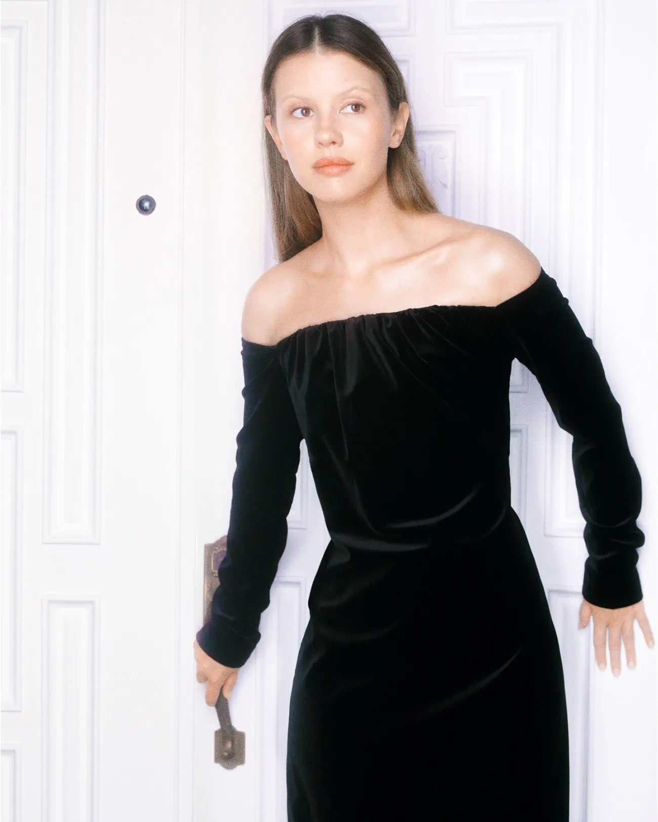 Vogue Italia 11/2025: Mia Goth chụp bởi Mark Peckmezian