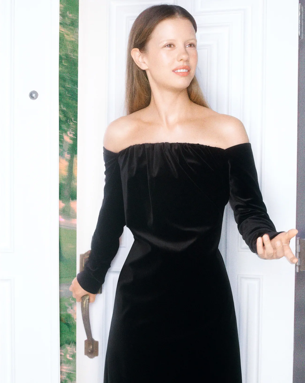 Vogue Italia 11/2025: Mia Goth chụp bởi Mark Peckmezian