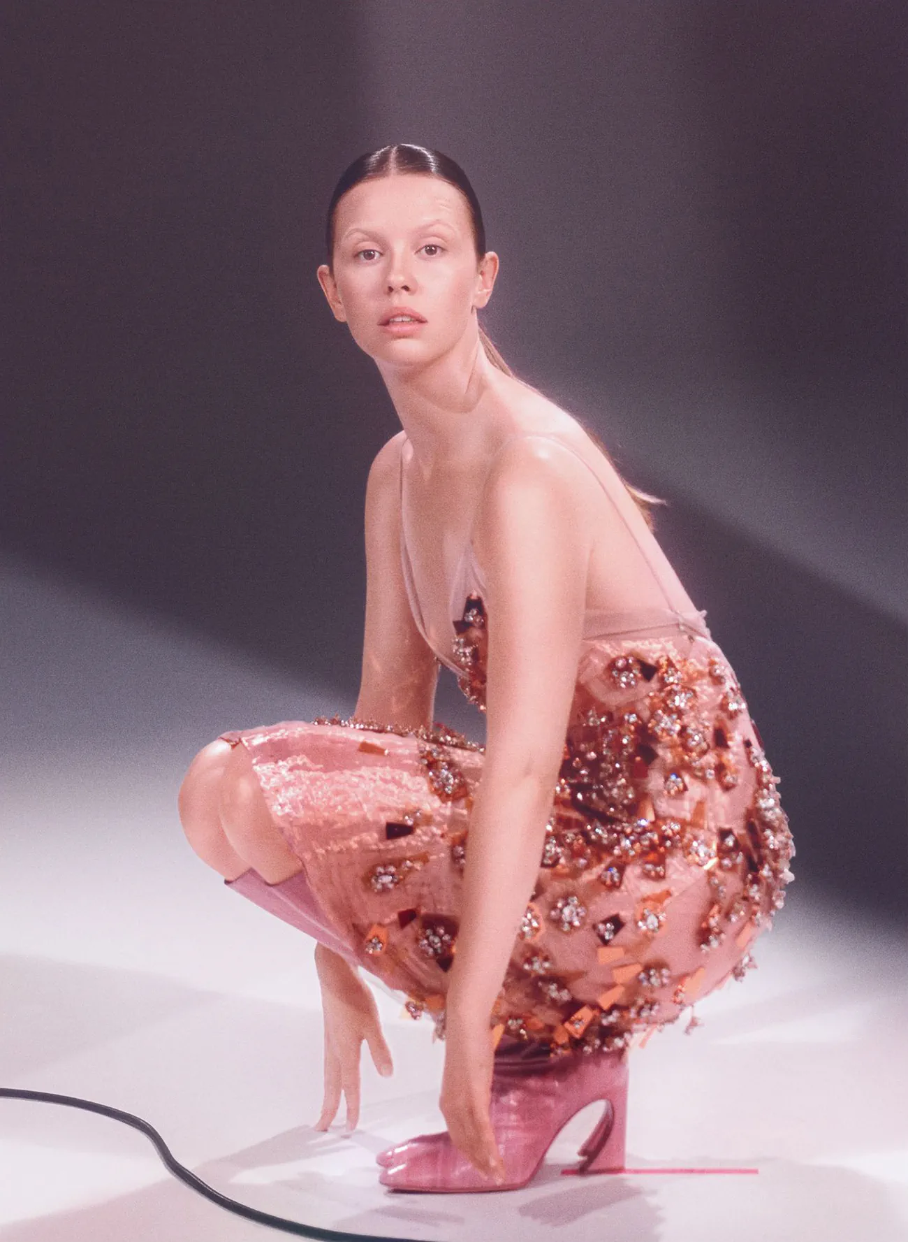 Vogue Italia 11/2025: Mia Goth chụp bởi Mark Peckmezian