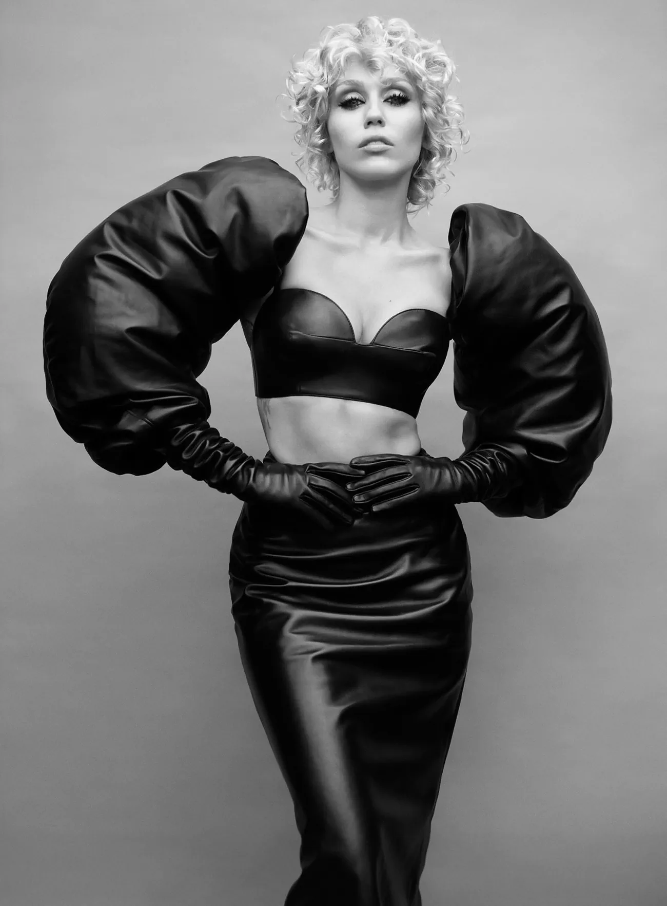 Vogue Pháp 11/2025: Miley Cyrus chụp bởi Mario Sorrenti