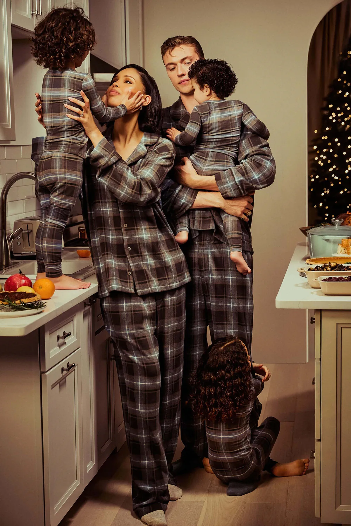 Chiến dịch quảng cáo Skims Holiday 2025: Gia đình Lucky Blue Smith trong những khoảnh khắc chân thực Chiến dịch quảng cáo Skims Holiday 2025: Gia đình Lucky Blue Smith trong những khoảnh khắc chân thực