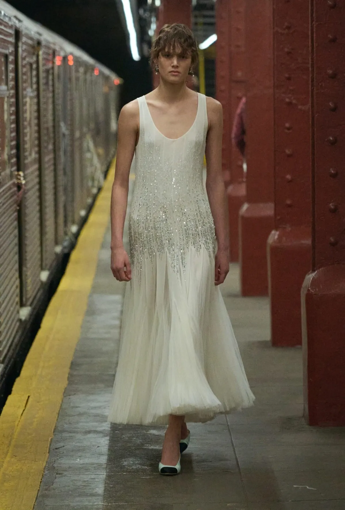 Chanel Métiers d’Art 2026: Sàn diễn dưới ga tàu bỏ hoang Chanel Métiers d’Art 2026: Sàn diễn dưới ga tàu bỏ hoang