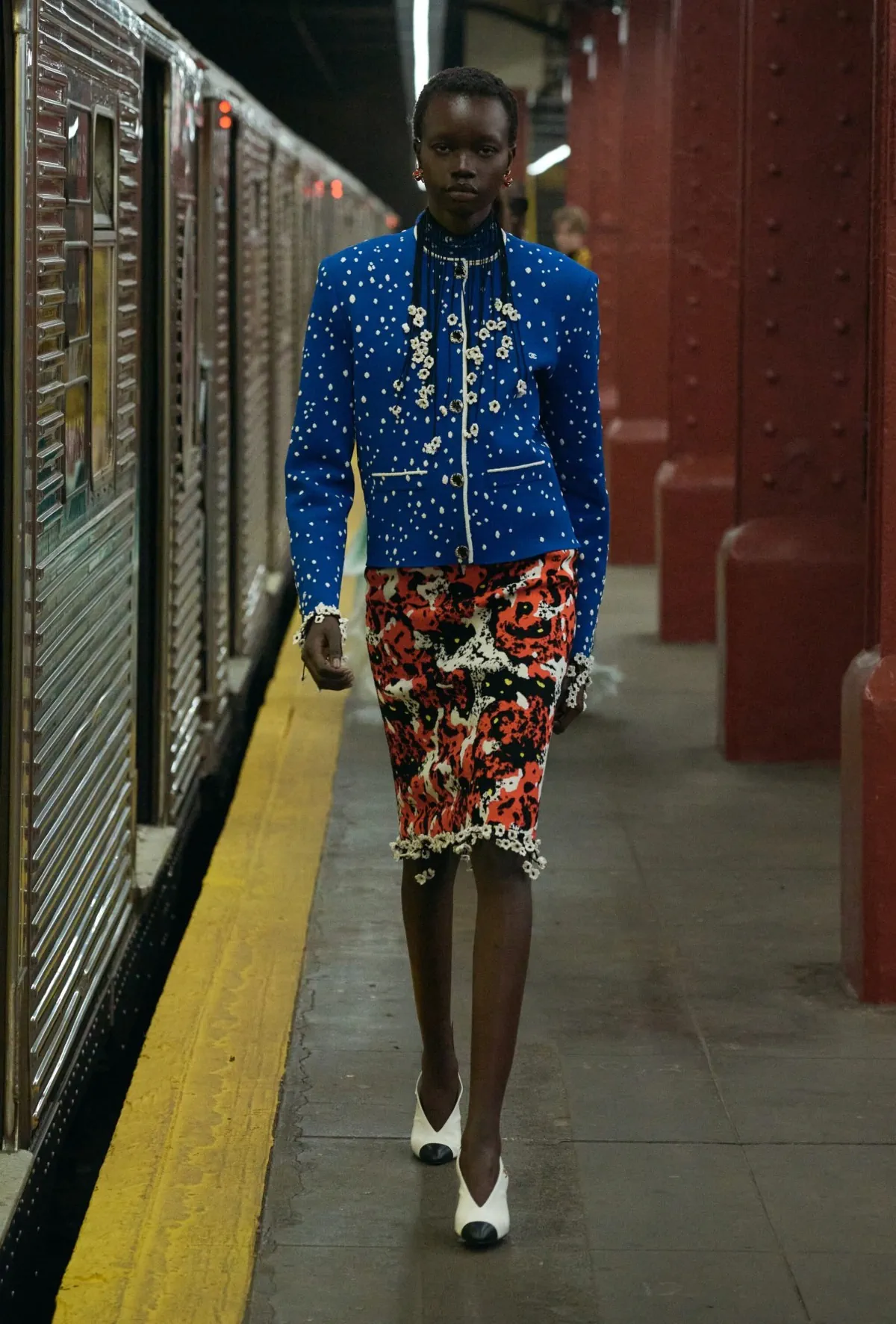 Chanel Métiers d’Art 2026: Sàn diễn dưới ga tàu bỏ hoang Chanel Métiers d’Art 2026: Sàn diễn dưới ga tàu bỏ hoang