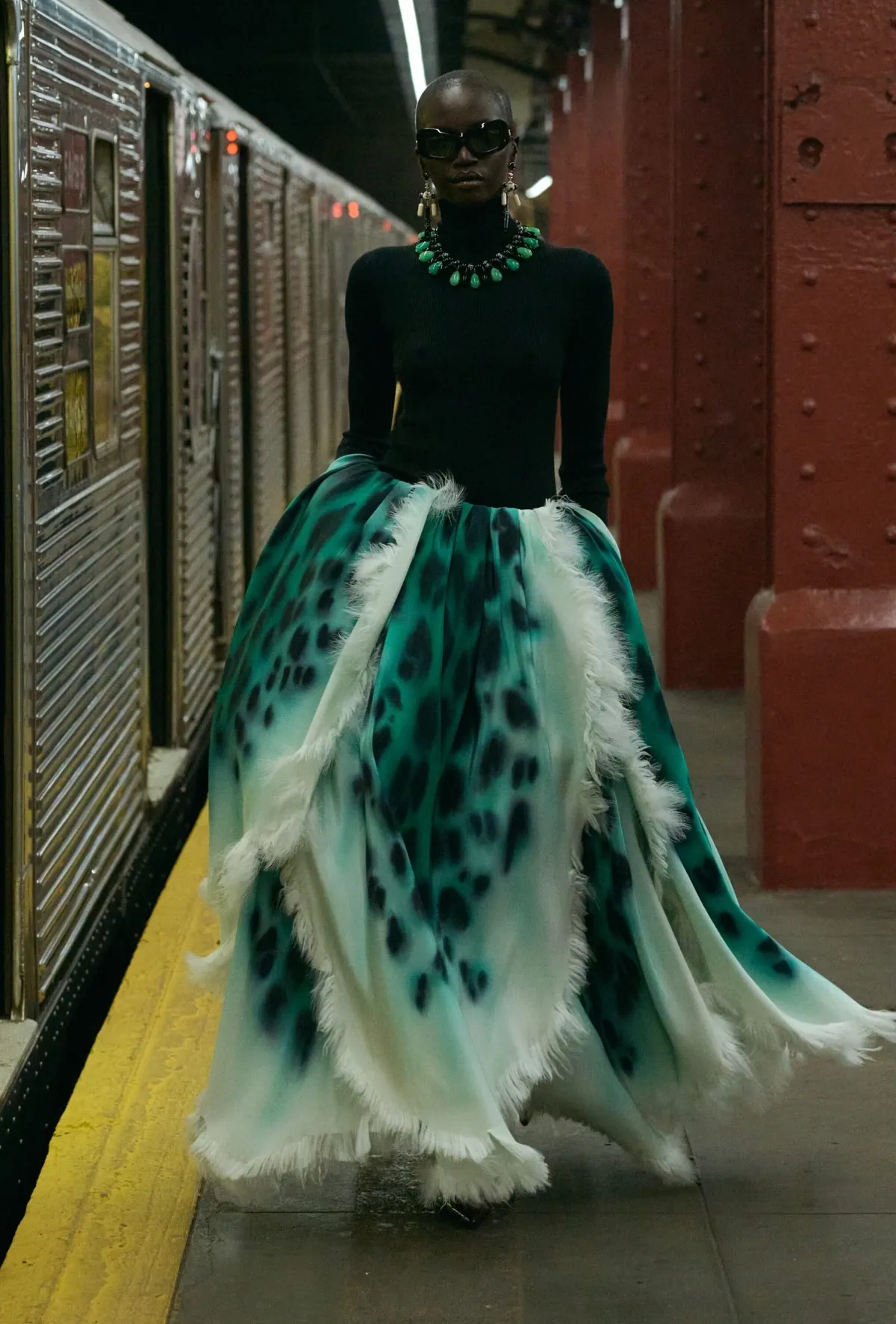 Chanel Métiers d’Art 2026: Sàn diễn dưới ga tàu bỏ hoang Chanel Métiers d’Art 2026: Sàn diễn dưới ga tàu bỏ hoang