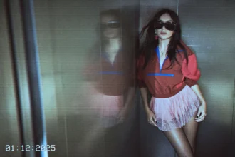 Charli XCX xuất hiện trong chiến dịch quảng cáo Saint Laurent Xuân 2026 đầy hoài niệm