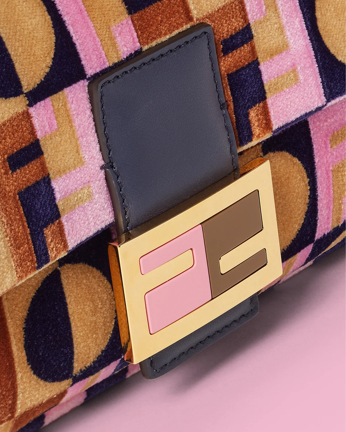 Fendi chào đón “Emily in Paris” mùa 5 với bộ sưu tập túi xách capsule