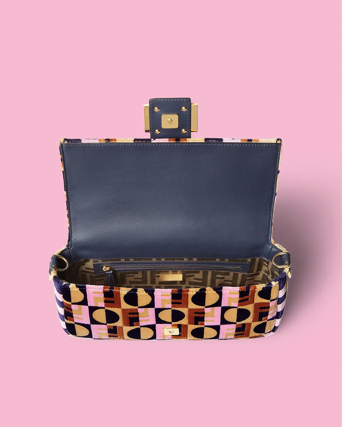 Fendi chào đón “Emily in Paris” mùa 5 với bộ sưu tập túi xách capsule