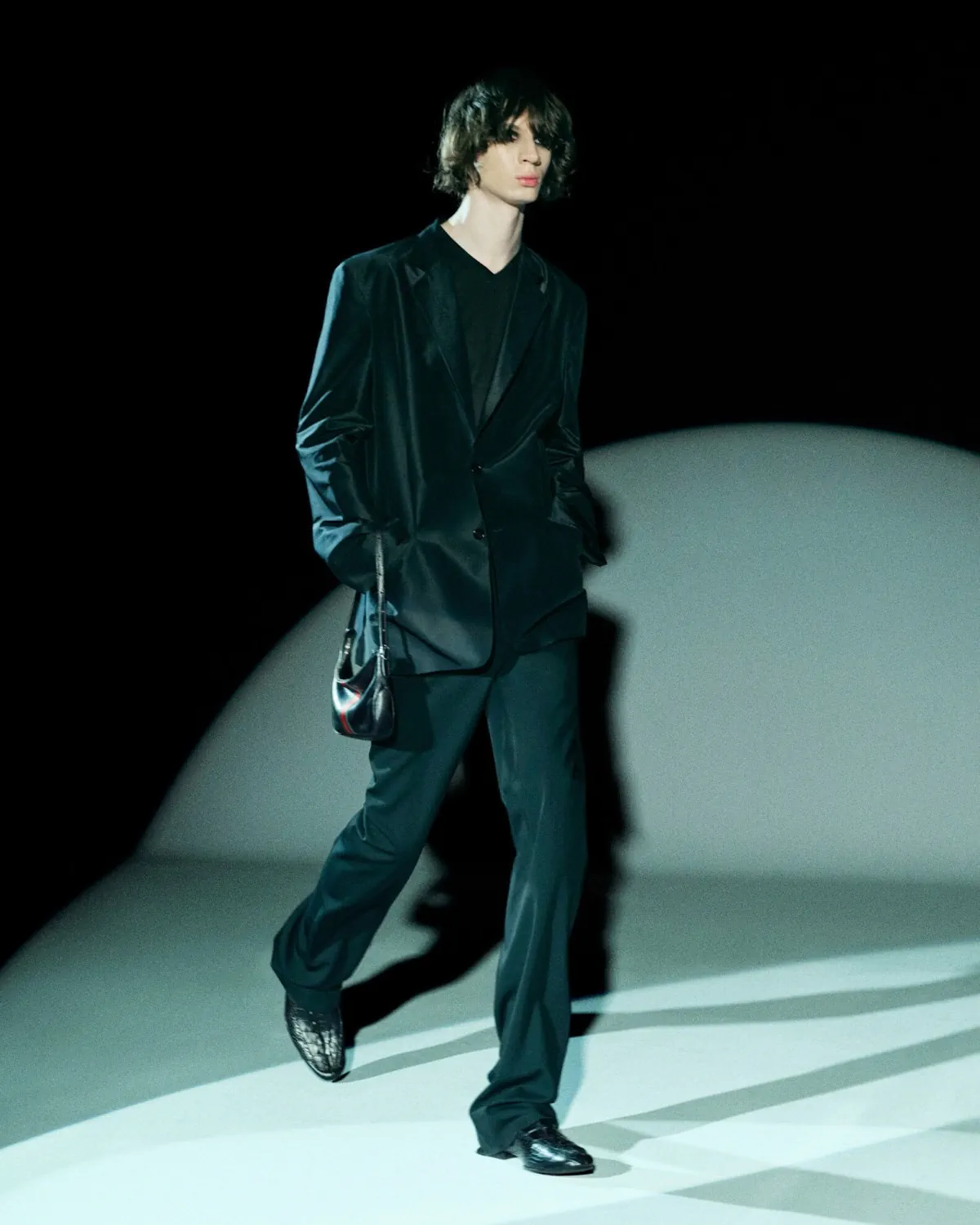 Gucci Pre-Fall 2026: Demna hồi sinh tinh thần Tom Ford Gucci Pre-Fall 2026: Demna hồi sinh tinh thần Tom Ford