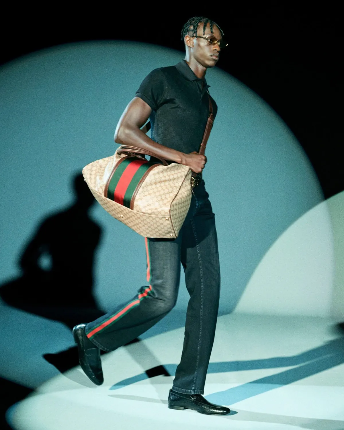 Gucci Pre-Fall 2026: Demna hồi sinh tinh thần Tom Ford Gucci Pre-Fall 2026: Demna hồi sinh tinh thần Tom Ford