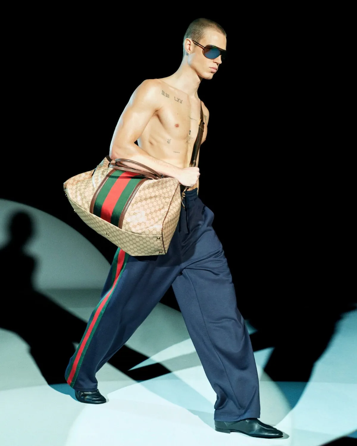 Gucci Pre-Fall 2026: Demna hồi sinh tinh thần Tom Ford Gucci Pre-Fall 2026: Demna hồi sinh tinh thần Tom Ford